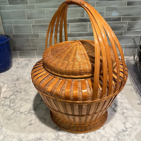 Wicker and Bamboo Basket with lid - Picture 2 of 4